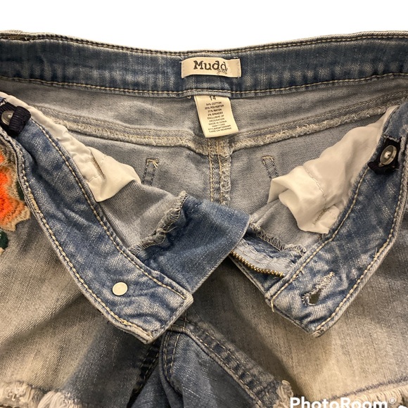 Pretty Embroidered Jean shorts - Picture 3 of 3